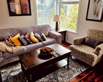 Cozy Studio 1BR, Home Lake View Full Access to Lake 6min to Airport. - SeaTac - Living room