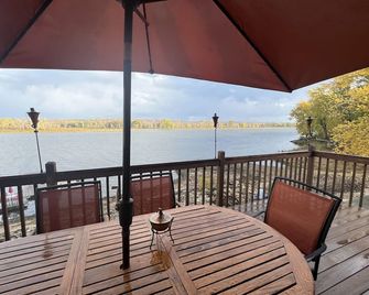 Beautiful Riverfront Home on the Mississippi! The Cabin @ Paint Rock - Harpers Ferry - Balcony
