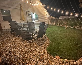 Cottage with road end lake access, boat launch less then 5 min away. - Houghton Lake - Innenhof