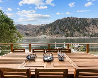 Riverfront: Private Beach, Hot Tub, Sauna, Dock & Boat Launch! - Chelan - Balcony