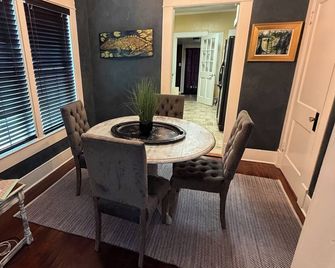 Charming, family-friendly house centrally located in the Garden District! - Монро - Їдальня