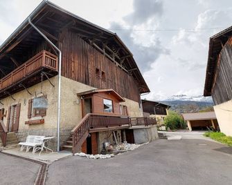Bed and Breakfast 'La Ferme Du Mont Blanc - Vallot' with Mountain View - Combloux - Building