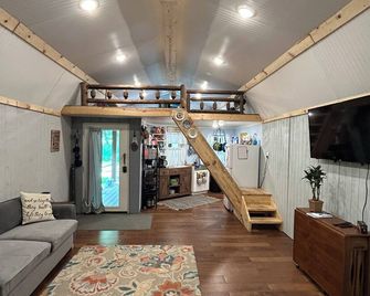 Tranquil cabin with AC and 2 creeks on secluded 5 acres with WiFi - Cherokee Village - Living room