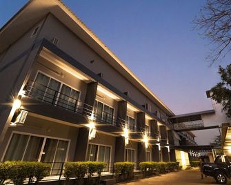 B2 Nakhon Sawan Boutique & Budget Hotel - Nakhon Sawan - Gebouw