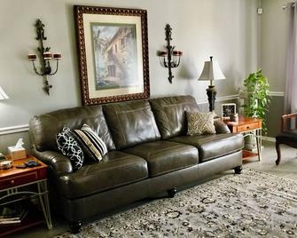 Cozy 1-bedroom apartment in pleasant Claremore with AC, WiFi - Claremore