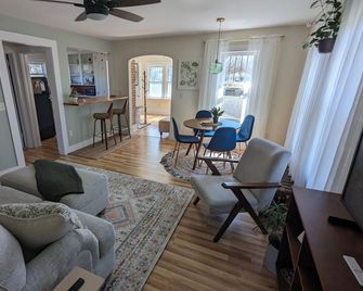 Charming & Relaxing Two Bedroom Upper Apartment in the Heart of Fredonia - Fredonia - Sala de estar