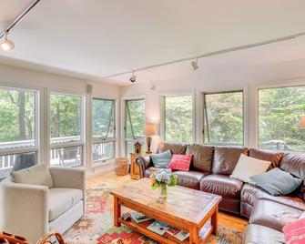 Great Barrington Lakeside Getaway with Kayak and Grill - Great Barrington - Living room