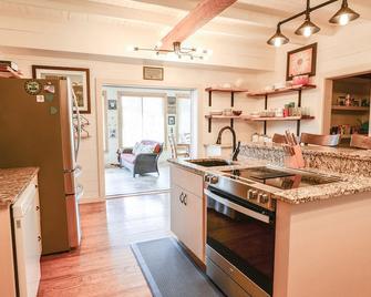 The Riverhouse Pet Friendly Zen River Retreat - Bastrop - Kitchen