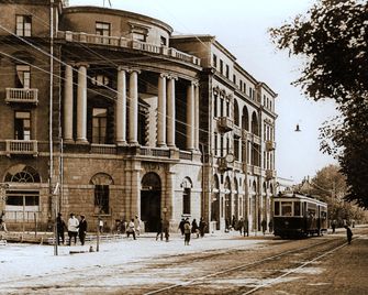 Grand Hotel Yerevan - Small Luxury Hotels of the World - ירבאן - בניין