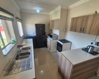 Ithonsi Guesthouse - Kempton Park - Kitchen
