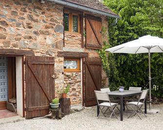 Gîte du Puy Raynaud 3-5 pers. large property with garden, swimming pool and ponds - Masseret - Patio