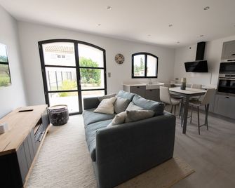 Mas en Provence Avec Piscine un Havre de Paix Pour se Ressourcer - Salon-de-Provence - Sala de estar