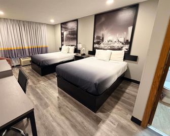 Super 8 by Wyndham Macomb - Macomb - Slaapkamer