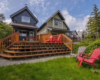 Bear Coast, Cabin with Hot Tub, Patio, and Waterview - Ucluelet - Gebäude
