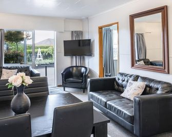 Dunrovin Motel - Taupo - Living room