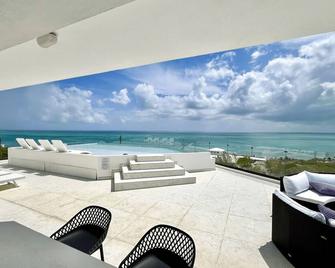 Aqualara Villa Luxury Island Retreat w/ Rooftop Lounge Pool - Parrot Cay Island - Balkon