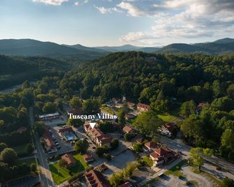 On Mainstreet at Tuscany Villas - Cozy Townhome w/Hot Tub near Downtown Helen! - Helen - Building