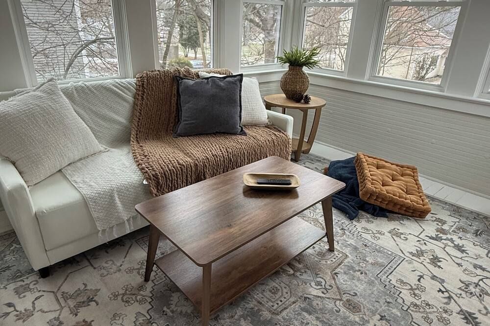 Blue Haven on Wiley, Steps to Downtown, Sleeps 10 - Bluffton - Living room