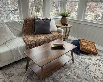 Blue Haven on Wiley, Steps to Downtown, Sleeps 10 - Bluffton - Living room