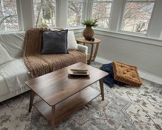 Blue Haven on Wiley, Steps to Downtown, Sleeps 10 - Bluffton - Living room