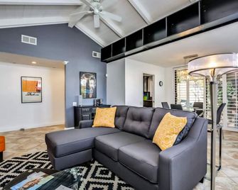 Trendy, family-friendly condo w/ shared pool, private firepit, and gas grill - Palm Springs - Living room