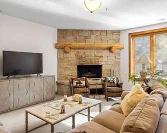 Conifer by AvantStay Secluded Cabin Amongst the Trees w Hot Tub - Park City - Living room