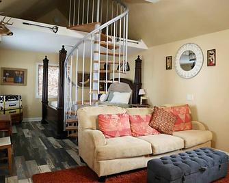 Cowboy Cottage country charm in the city - Dayton - Living room