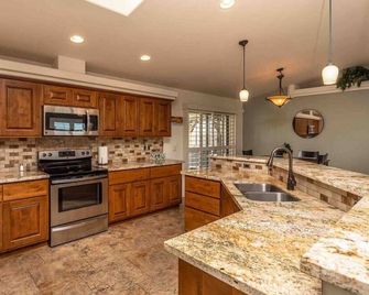 Hot Tub . Spacious . Pets . Central . Boat Parking - 레이크하바수 사티 - 주방