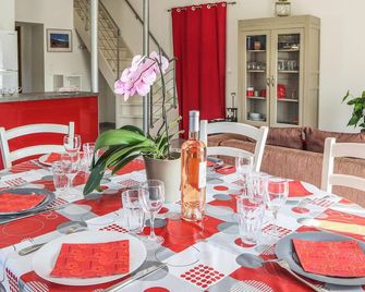 3 Bedroom Cozy Home In Violes - Violès - Dining room