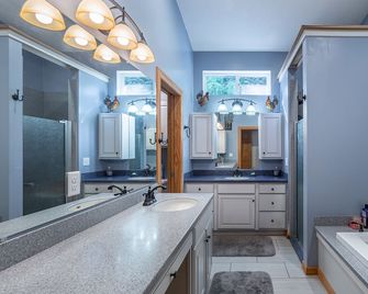 Private spacious beach retreat on Wall Lake. - Delton - Kitchen