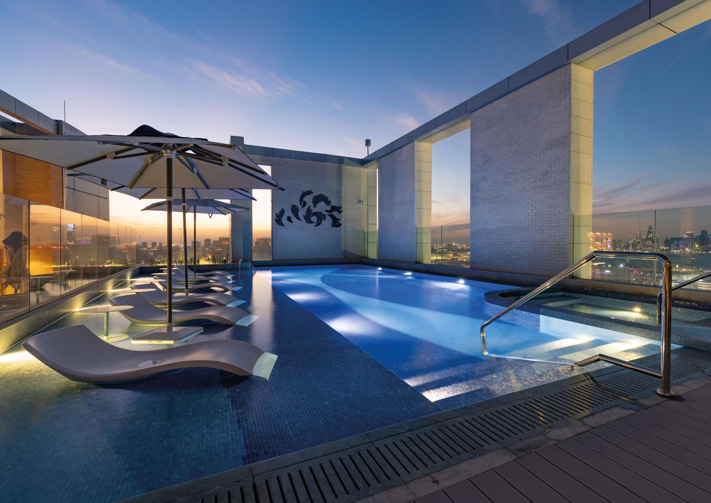 Embassy Suites by Hilton Doha Old Town - Doha - Pool