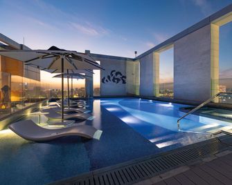 Embassy Suites by Hilton Doha Old Town - Doha - Pool