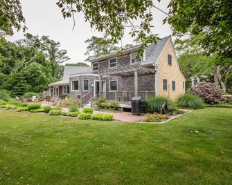 Walk to Town! Beautiful, Private Edgartown Home - Edgartown - Building