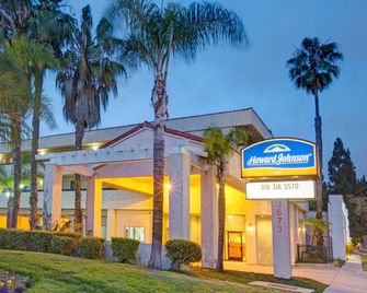 Howard Johnson by Wyndham Torrance - Torrance - Byggnad
