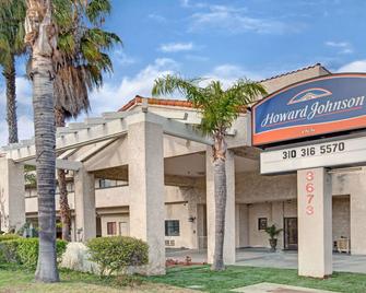 Howard Johnson by Wyndham Torrance - Torrance - Building