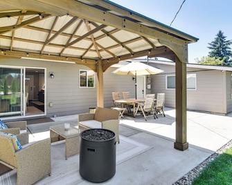 7 Mi to Vancouver Waterfront: Sleek Home w/ Yard! - Vancouver - Patio
