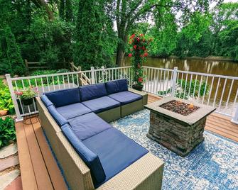 Riverview - A Relaxing Retreat on the Mississippi! - Fridley - Balcony