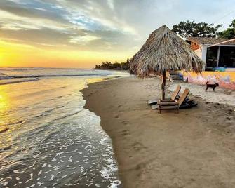2 Casitas for 8 guests on Beach Front w Pool & AC - Pochomil - Playa