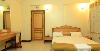 Hotel Pooja International - Nashik - Slaapkamer
