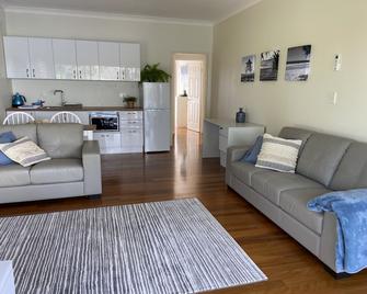 Lakeview Haven at the base of Mt Tambourine - Upper Coomera - Living room