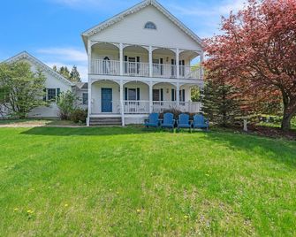 Hudson Valley Dream Farmhouse: Bike Trails, Wineries, Five Acres - Craryville - Edificio