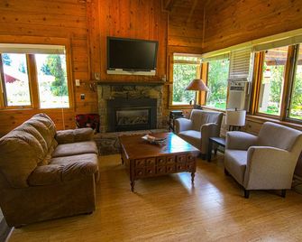 Private Cabin In Beautiful Downtown Steamboat! Best Location In Old Town! - Steamboat Springs - Living room