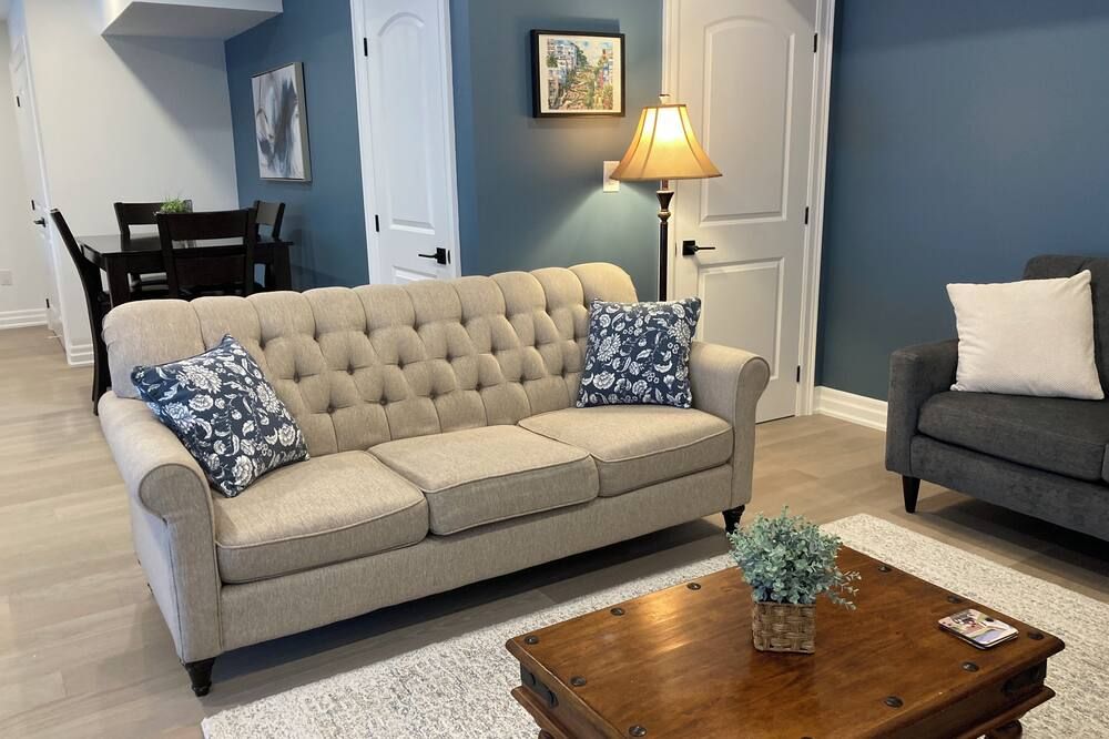Modern, Self Contained Suite with Private Entrance, free parking and WIFI - Halton Hills - Sala de estar