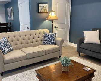Modern, Self Contained Suite with Private Entrance, free parking and WIFI - Halton Hills - Sala de estar