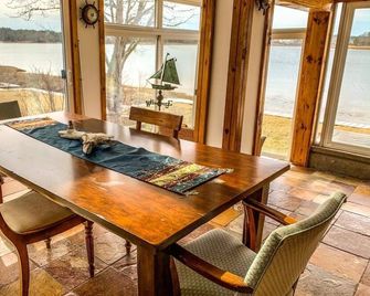 Waterfront comfy 2BD cottage w/ direct access to private beach & amazing Bayview - Onset - Comedor