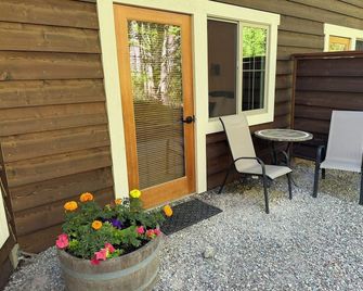 Glacier Guides Lodge - West Glacier - Patio