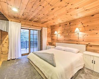 Spacious Cabin with Decks Near Saratoga Springs - Middle Grove - Bedroom