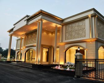 Mayur Hotel & Resort - Sītāpur - Building