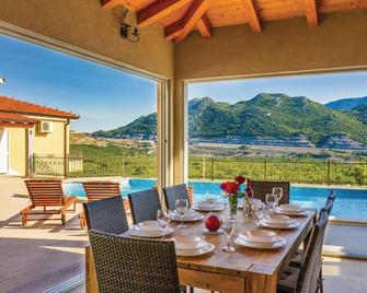 Lovely Home In Vrgorac With Sauna - Vrgorac - Piscina