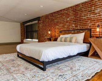 Stunning 2 Br Loft Smack In The Heart Of Downtown - Roanoke - Bedroom